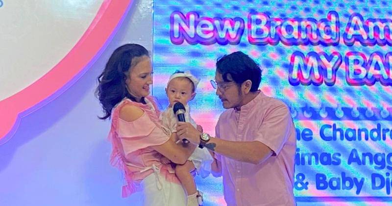 Nadine Chandrawinata dan Dimas Anggara bersama Djala dalam MY BABY Momversity 2024 di Bintaro Jaya Xchange, Tangerang Selatan, Sabtu (31/8/24). - Popmama.com/Salsyabila Sukmaningrum